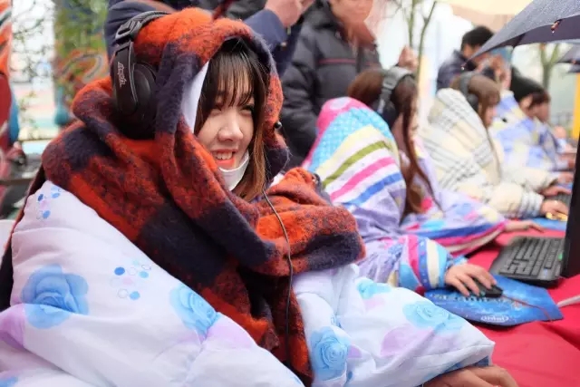 杭州乐园电竞比赛球友会官网女神竟然裹棉被打游戏(图1)