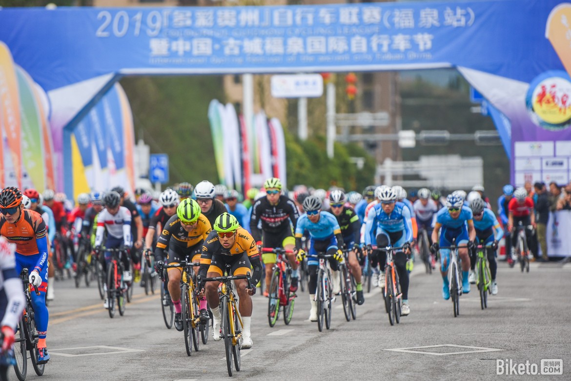世界首次“人机共跑”半马赛事在京完赛球友会下载(图1)